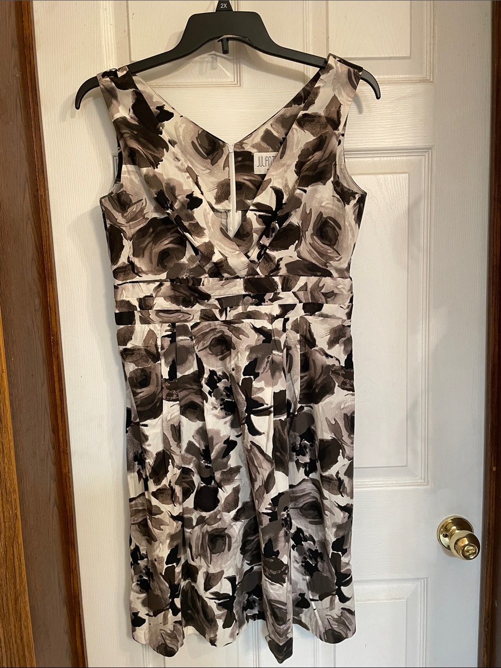 Julian Taylor Black & White Floral V-Neck Midi Dress ( bag2)